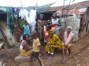 Slum di pescatori dove vivono i sierraleoncini